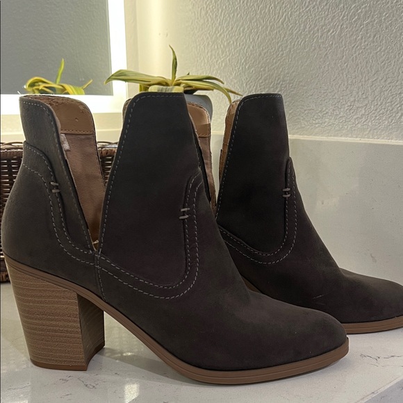 Express brown women’s Ankle Booties size 9 - Picture 1 of 16